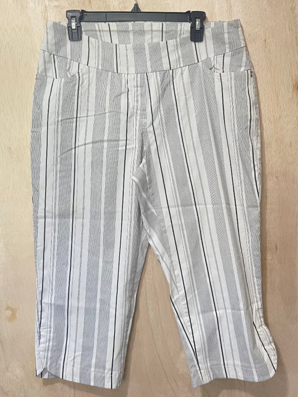 Westbound Woman Striped Capri Pants with Pockets 16W